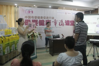 互動(dòng)游戲輕松快樂，猜猜他們?cè)谧鍪裁矗浚? width=