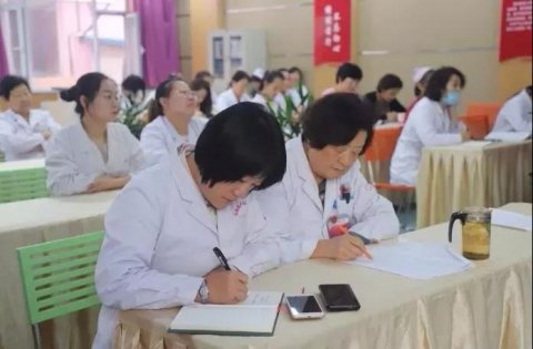 扎實(shí)開(kāi)展“不忘初心，牢記使命”主題教育，讓醫(yī)者的責(zé)任感和使命感深入人心。